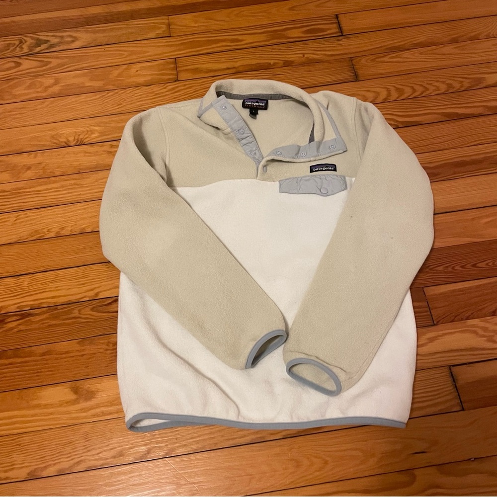Patagonia Women’s Cream and Gray Sweater